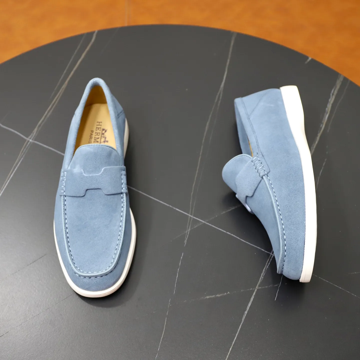 Ex-factory price: 540💰Hermès/Hermès slip-on men's shoes. This shoe is made of imported cow suede leather, with simple and smooth lines, and a 3CM rubber foam ultra-light sole combined with aerodynamic design! Youthful and fashionable, H button decoration, contrasting leather embellishment on the heel, calf lining to gently wrap your feet, with embossed logo cowhide feet, leather rock strips, casual and urban style, highlighting youthful vitality, sports and leisure version, super versatile Size number: 38-39-40-41-42-43-44 Standard leather shoe size (45 can be customized but does not support returns)